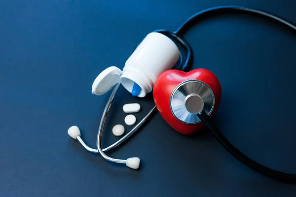 Czerwone Serce Zabawki Słoik Pigułek Stetoskop Granatowym Koncepcja Opieki Zdrowotnej — Zdjęcie stockowe