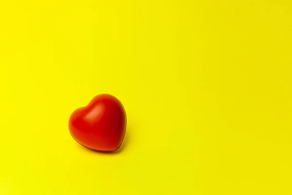 Corazón Yeso Rojo Único Sobre Fondo Papel Amarillo — Foto de Stock