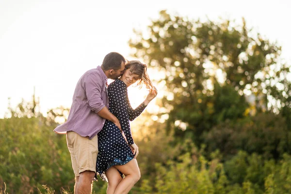 Liebe Paar Der Liebe Romantische Straße Sommer Feld Glücklich Weichen — Stockfoto