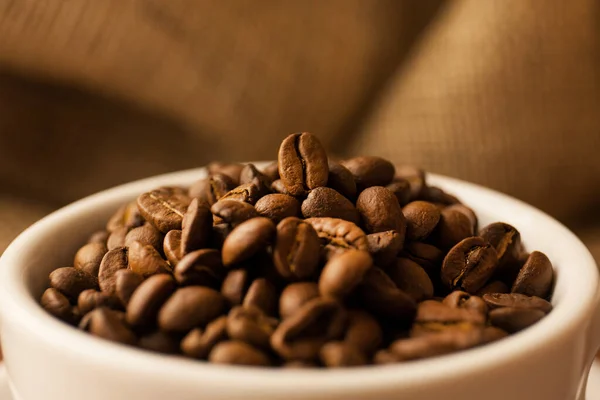 Eine Weiße Tasse Mit Kaffeebohnen Ein Streuen Von Kaffeebohnen Mit — Stockfoto