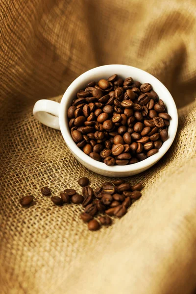 Bílý Šálek Kávovými Zrnky Lopatě Roztroušená Kávová Zrnka Šálkem Hrubá — Stock fotografie