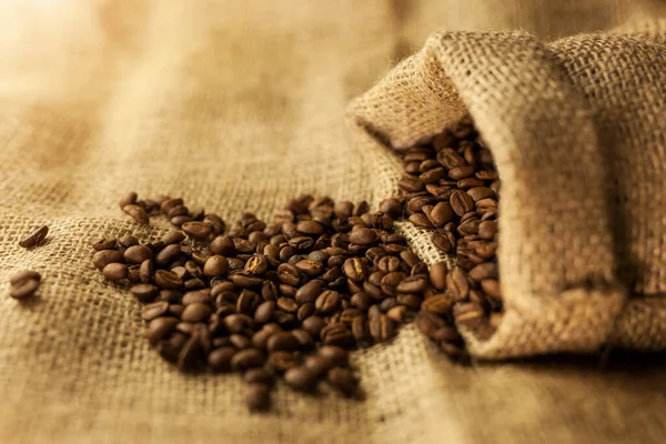 Grains Café Arabica Dispersés Partir Sac Sur Fond Texture Usine — Photo