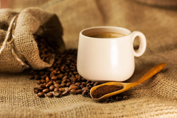 Eine Tasse Aromatischer Kaffee Zimtstangen Verstreute Kaffeekörner Aus Einer Tüte — Stockfoto