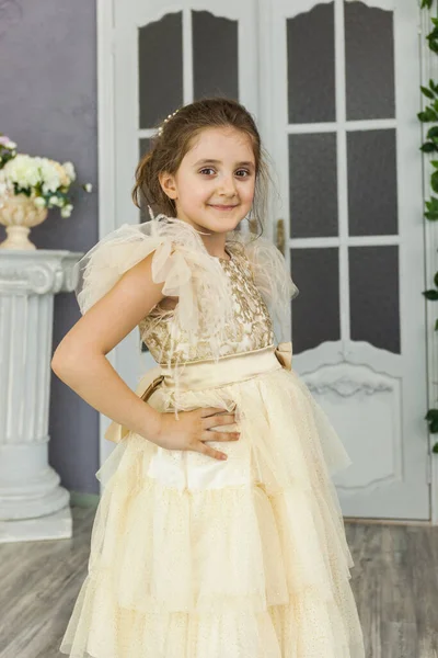 Маленькая Красивая Симпатичная Девочка Модном Праздничном Золотом Платье Интерьере — стоковое фото
