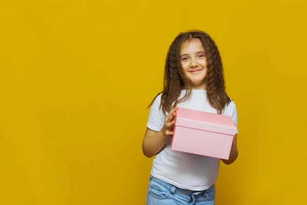 Kleine Süße Lächelnde Mädchen Weißem Shirt Mit Rosa Geschenkbox Auf — Stockfoto