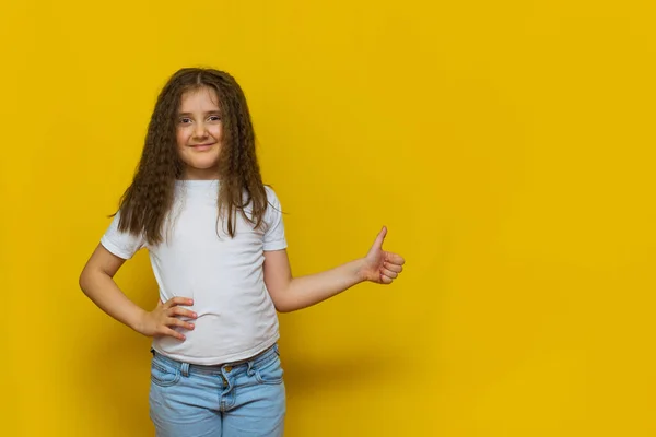 Hermosa Modelo Moda Con Pulgar Hacia Arriba Camiseta Blanca Sobre —  Fotos de Stock