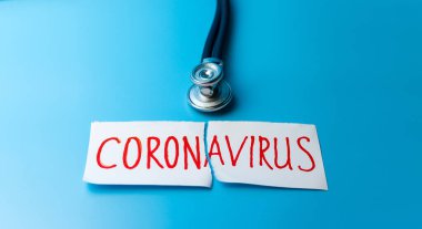 Koronavirüs karantinası kavramı. MERS-Cov. Roman Coronavirus 2019-NCoV. Üzerinde yazıt koronavirüsü olan stetoskop ve yırtık kağıt..