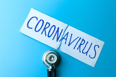 Koronavirüs karantinası kavramı. MERS-Cov. Roman Coronavirus 2019-NCoV. Üzerinde yazıt koronavirüsü olan stetoskop ve yırtık kağıt..