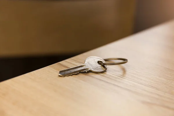 房间里桌子上戒指上的房子钥匙 一堆公寓钥匙 忘了家里的钥匙四 后续行动 — 图库照片
