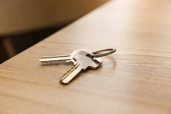 Ensemble Deux Clés Maison Sur Ring Sur Table Dans Une — Photo