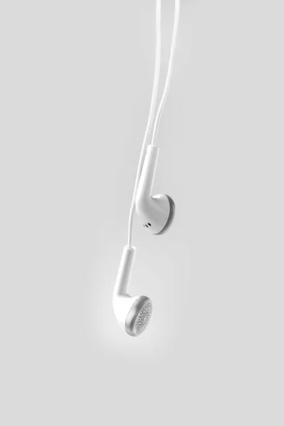 白色耳机 用于白色背景的智能手机 — 图库照片