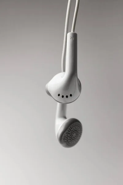 Білі Навушники Смартфона Білому Фоні — стокове фото
