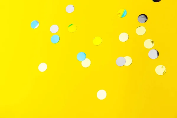 Πολύχρωμο Ψεκάζει Πάνω Από Κίτρινο Φόντο Διακόσμηση Για Εορταστική Ημέρα — Φωτογραφία Αρχείου