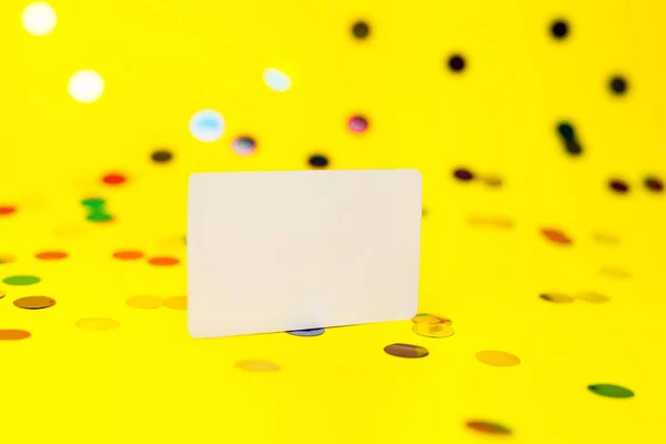 Página Blanca Blanco Burla Brilla Confeti Sobre Fondo Amarillo Concepto — Foto de Stock