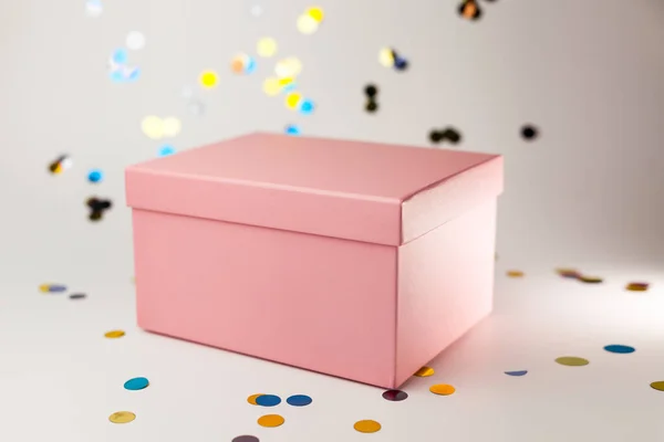 Rosa Geschenkbox Auf Weißem Hintergrund Mit Konfetti Zum Einkaufen Winterurlaub — Stockfoto
