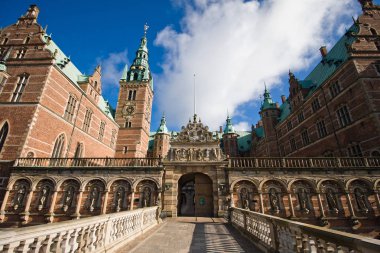 Güneşli Frederiksborg Kalesi