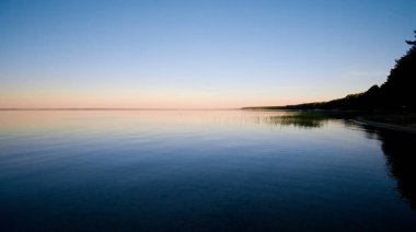 Gün batımında büyük göl