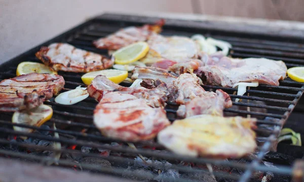 Carne en la parrilla — Foto de Stock