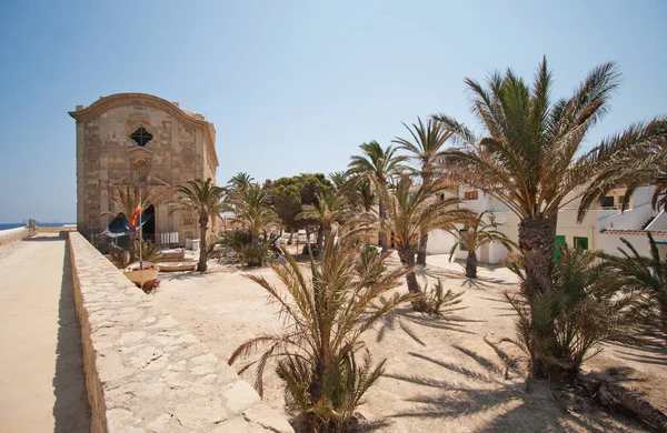 Adanın avucunda arasında eski kilise