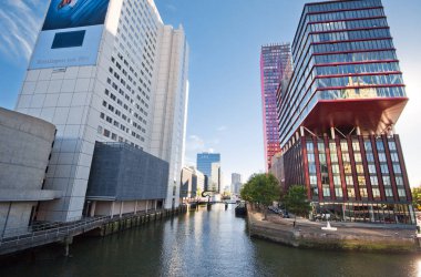 Modern kentsel mimari. Alışılmadık bir yapı Rotterdam sokaklarında. Hollandalı mimari. Ters bina.