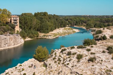 Pont du Gard köprüsünden Gardon nehrine güzel manzara