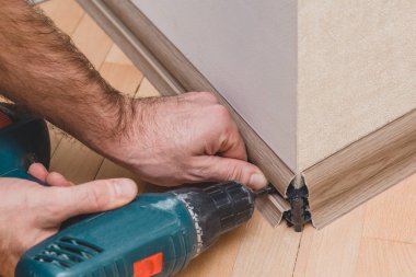 Plastik zemin plinth kurulum ve kurulum teknolojisi - ana bir tornavida ile dış köşe tutucu monte