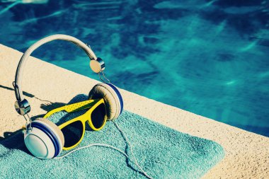 Rahatlama ve restorasyon için spa aksesuarları - kulaklıklar ve güneş gözlükleri - kopyalama alanı