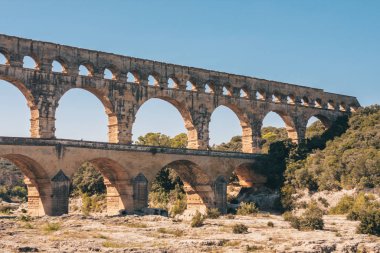 Pont du Gard kemerli taş köprü üzerinde nehir Gardon kıyısından görünümü - perspektif
