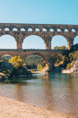 Pont du Gard olduğunu - Gardon nehrinde - Vers-Pont-du-Güney Fransa'da Gard antik Roma su kemeri