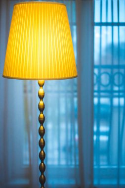 Soğuk bir kış akşamında sıcak bir ev.