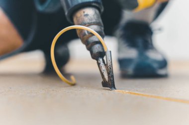 Plastik zeminin ısı tabancasıyla nasıl ısıtılacağı - sıcak hava tabancası - ısı kaynaklı vinil kurulumu