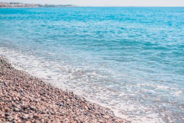 Fransa 'nın güneyinde Cote d' Azur - kumsalda ve deniz dalgalarında çakıl taşları - cennet