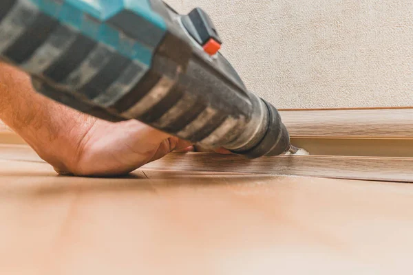 塑料地板底座的安装和安装技术 在家里用自己的手安装塑料地板底座的一种简单有效的方法 — 图库照片