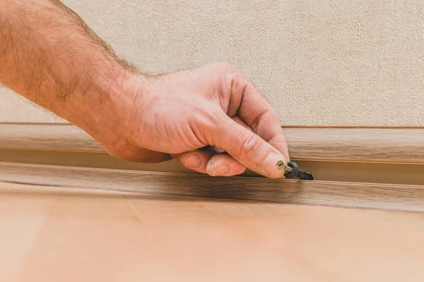 塑料地板底座的安装和安装技术 在家里用自己的手安装塑料地板底座的一种简单有效的方法 — 图库照片