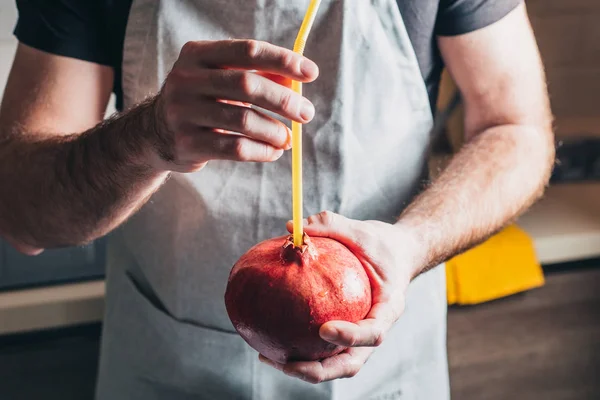 Chef Insertó Una Pajita Cóctel Una Granada Jugosa Fruta Madura —  Fotos de Stock