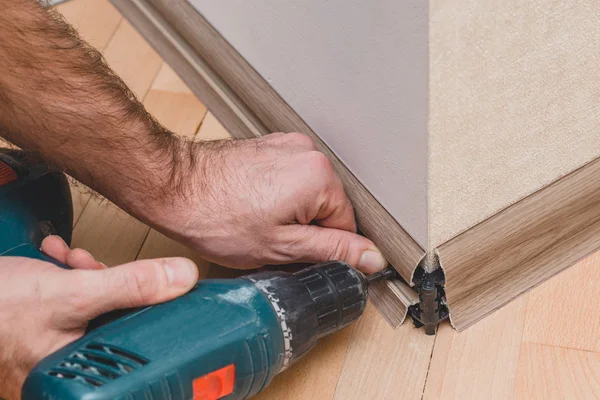 Plastik zemin plinth kurulum ve kurulum teknolojisi - ana bir tornavida ile dış köşe tutucu monte