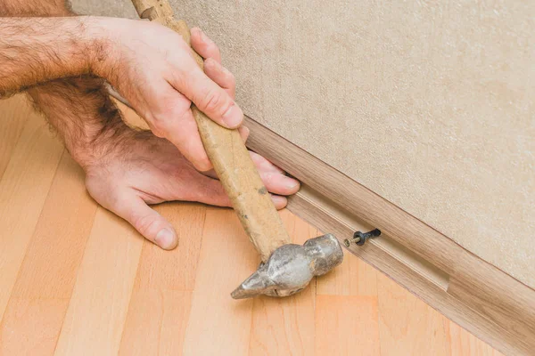 在混凝土或石墙上安装和安装塑料地板柱头的技术 在柱头钉上的主锤头 — 图库照片