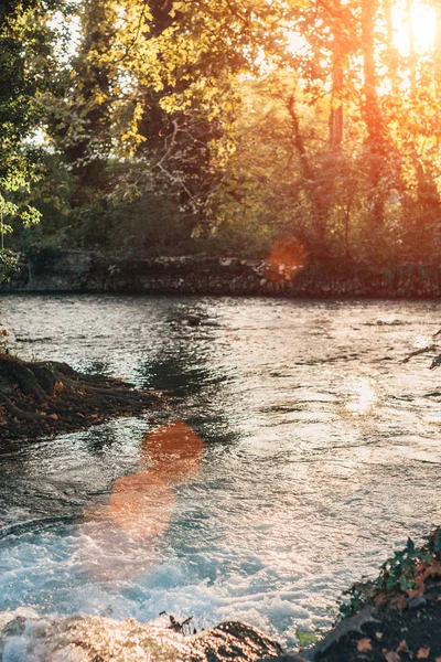 Güzel bir akşam sayısı hızlı dağ Nehri