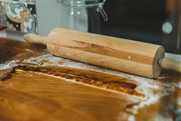 Prosessen Med Lage Søte Kanelkaker Hjemmelagde Desserter Kjevle Tre Kjøkkenbordet – stockfoto