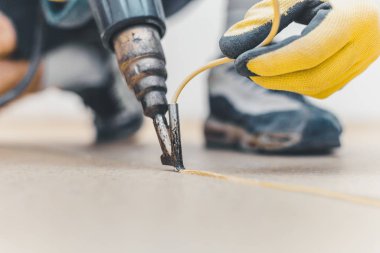 Plastik zemini ısı tabancasıyla nasıl ısıtacağını - sıcak hava tabancası