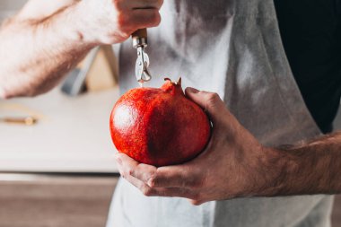 Bir adam nasıl nar soyarsa - bir konsept - bir adam konserve açacağıyla bir nar soymaya çalışır.