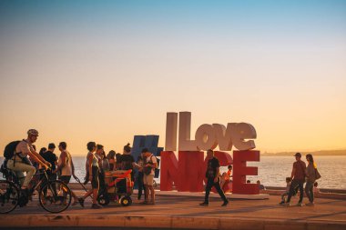 Nice, Provence / Fransa - 28 Eylül 2018: Rıhtımdaki turistler 