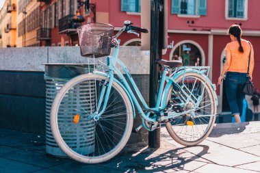 Güzel, Provence / Fransa - 29 Eylül 2018: Güzel bir mavi bisiklet bir direğin önünde park edilmiş.