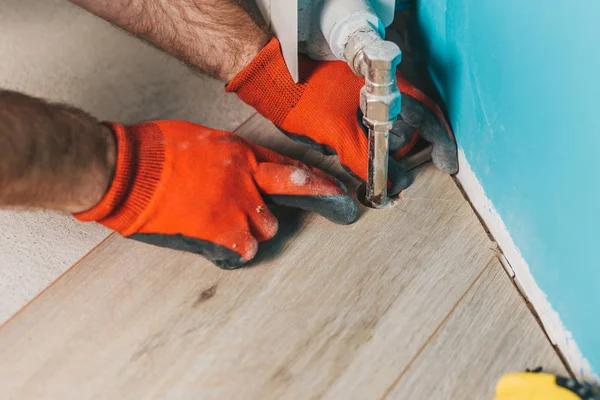 Cómo Cortar Laminado Alrededor Una Tubería Calefacción Trabajo Suelo Maestro — Foto de Stock