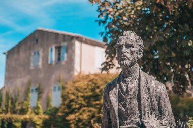 Saint-Remy-de-Provence, Fransa, 24 Eylül 2018: Bir psikiyatri hastanesinin arka planında Vincent Van Gogh 'un heykeli