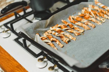 Pişirme tepsisindeki fırında pişirilmiş hamur işi kurabiyeler. Ev tarifleri.
