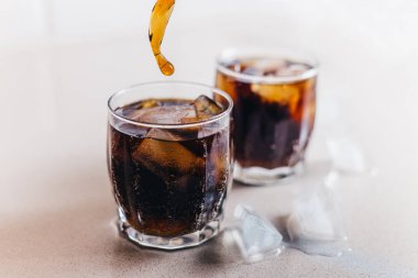 Buzlu iki bardak kola, zararlı bir içecek.