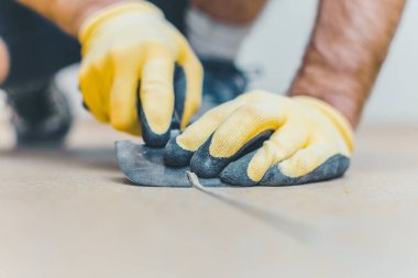 Usta fazladan kaynak kablosunu kesiyor - çeyrek ay spatula vinil zemin kaynaklama için kesme bıçağı - ısı kaynaklı vinil kurulum