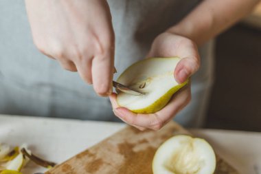 Yemek sırları - armut ya da elmanın çekirdeğini çay kaşığıyla çıkarmak - mutfak cankurtaranı