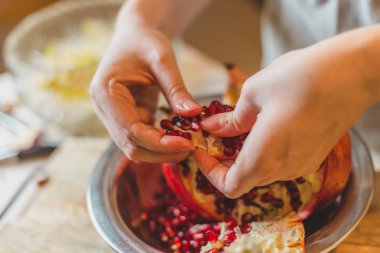 Yemek sırları - nar tohumları ayıklamak - mutfak hayatı kesmek